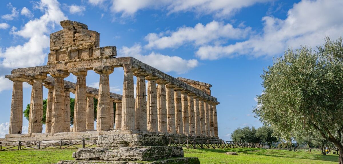 Una veduta del Tempio di Nettuno, nel parco archeologico di Paestum, in provincia di Salerno