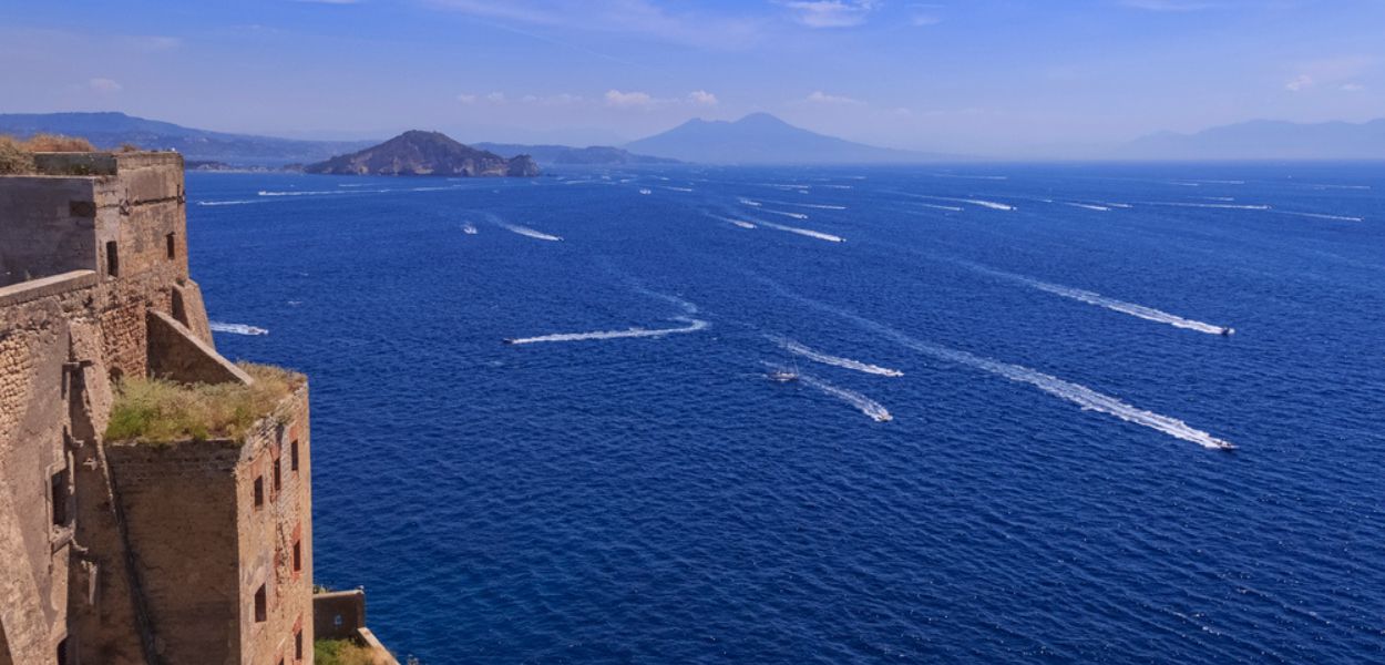 L'Abbazia di San Michele Arcangelo di Procida a picco sul mare, a circa 90 metri di altezza sul promontorio di Terra Murata