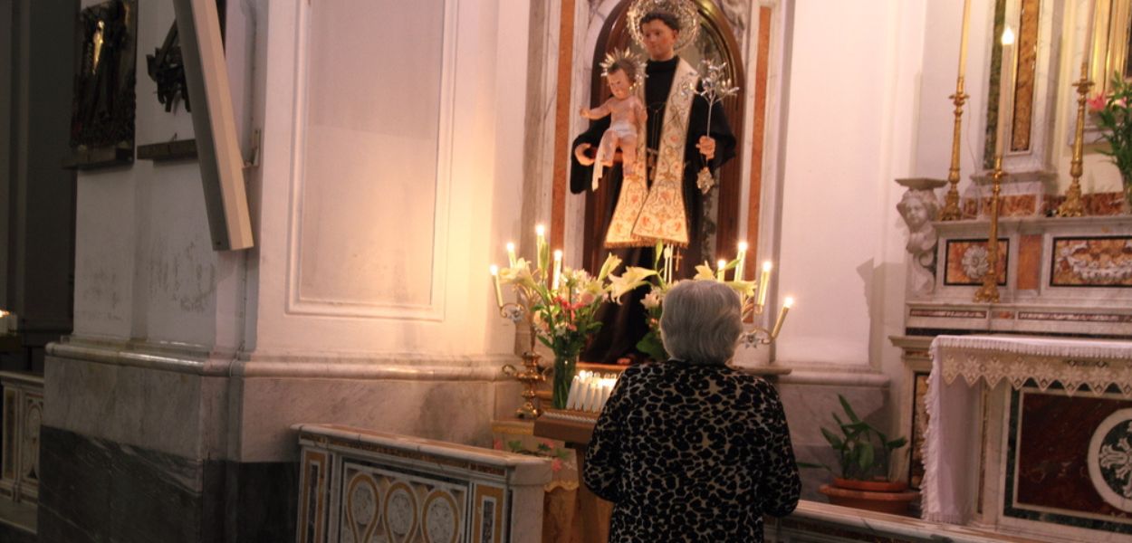 Statua di un santo all’interno della Basilica di Santa Trofimena a Minori