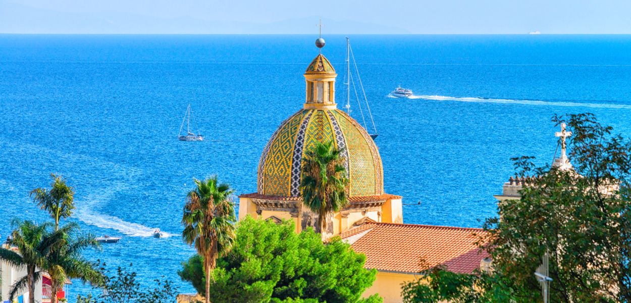 Cupola della Chiesa di Santa Maria Assunta a Positano, uno dei borghi più famosi della Costiera Amalfitana