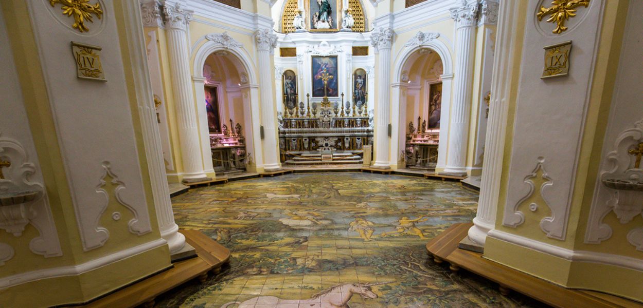 Interni della Chiesa di San Michele Arcangelo ad Anacapri e dettagli sul pavimento maiolicato che raffigura il Paradiso terrestre e il peccato originale di Adamo ed Eva