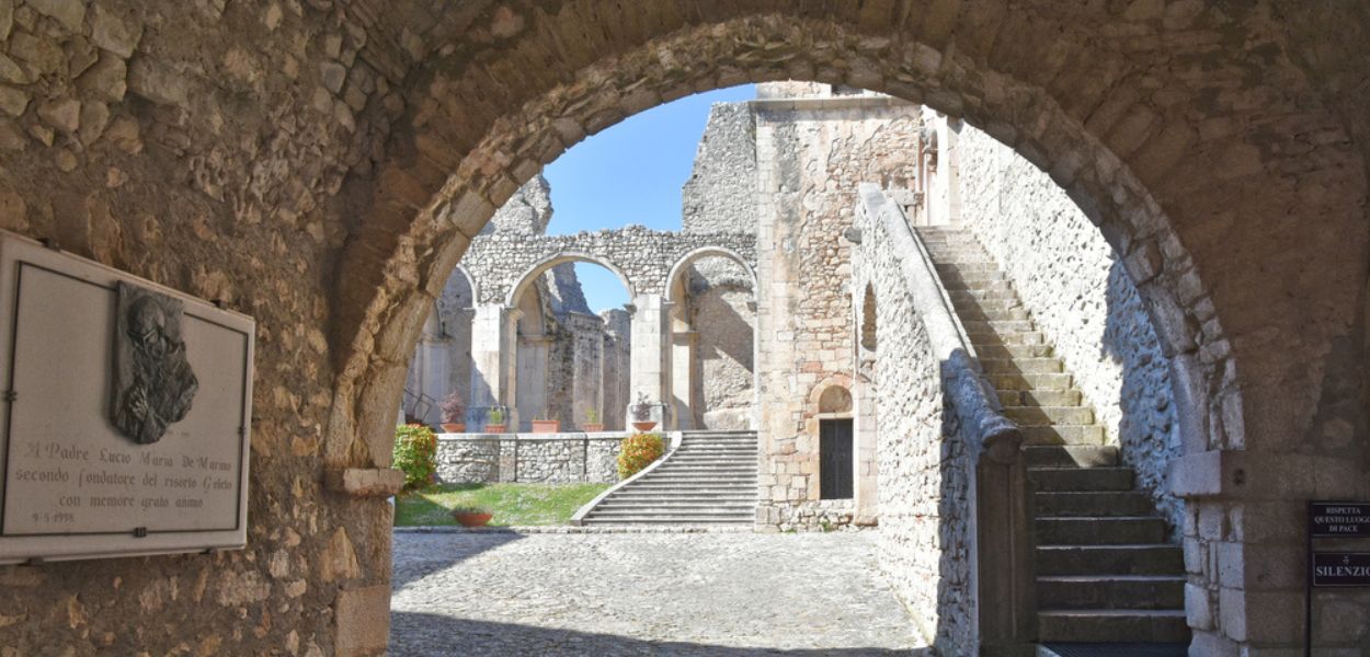 Il Chiostro dell’Abbazia del Goleto, uno dei luoghi da non perdere a Sant'Angelo dei Lombardi, in provincia di Avellino