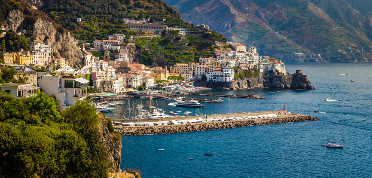 Scorcio sulla Costiera Amalfitana, uno dei luoghi più belli da visitare in Campania