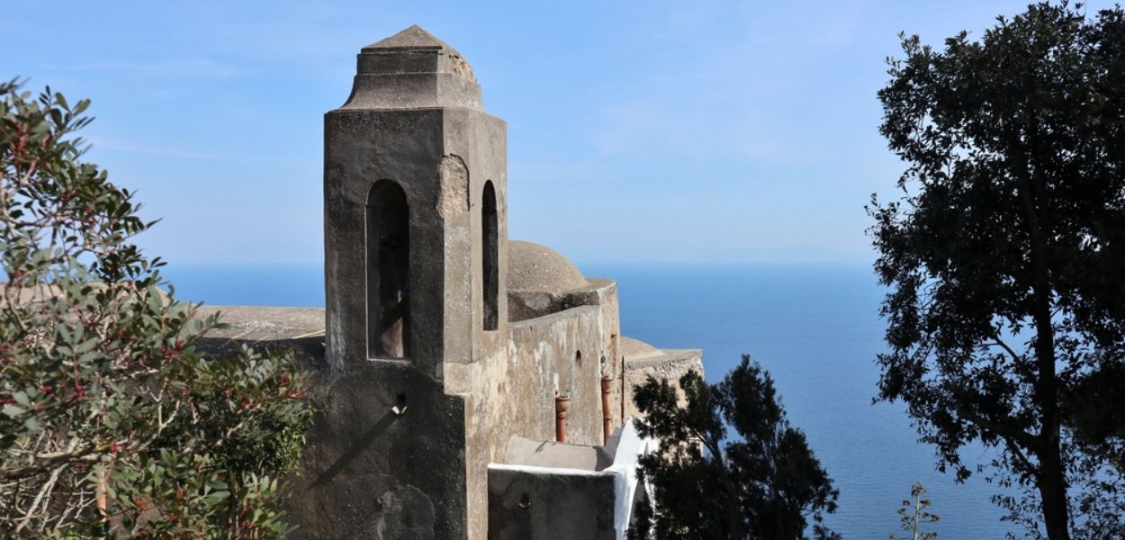 L’Eremo di Santa Maria di Cetrella risalente al XV secolo sorge sul monte Solaro ad Anacapri, località a picco sul mare di Capri.