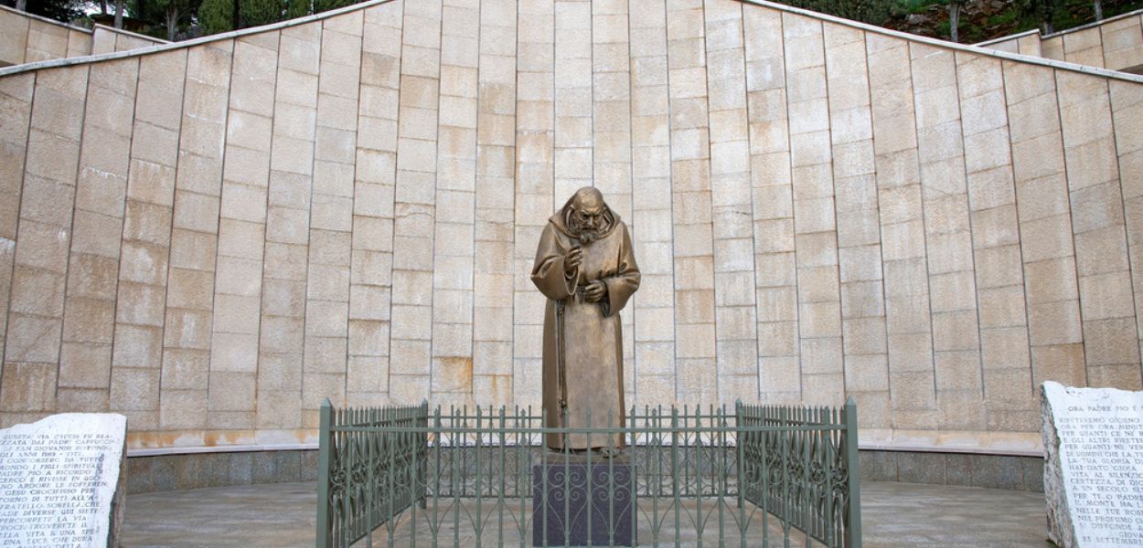 Una statua bronzea di Padre Pio, santo originario di Pietrelcina, in provincia di Benevento