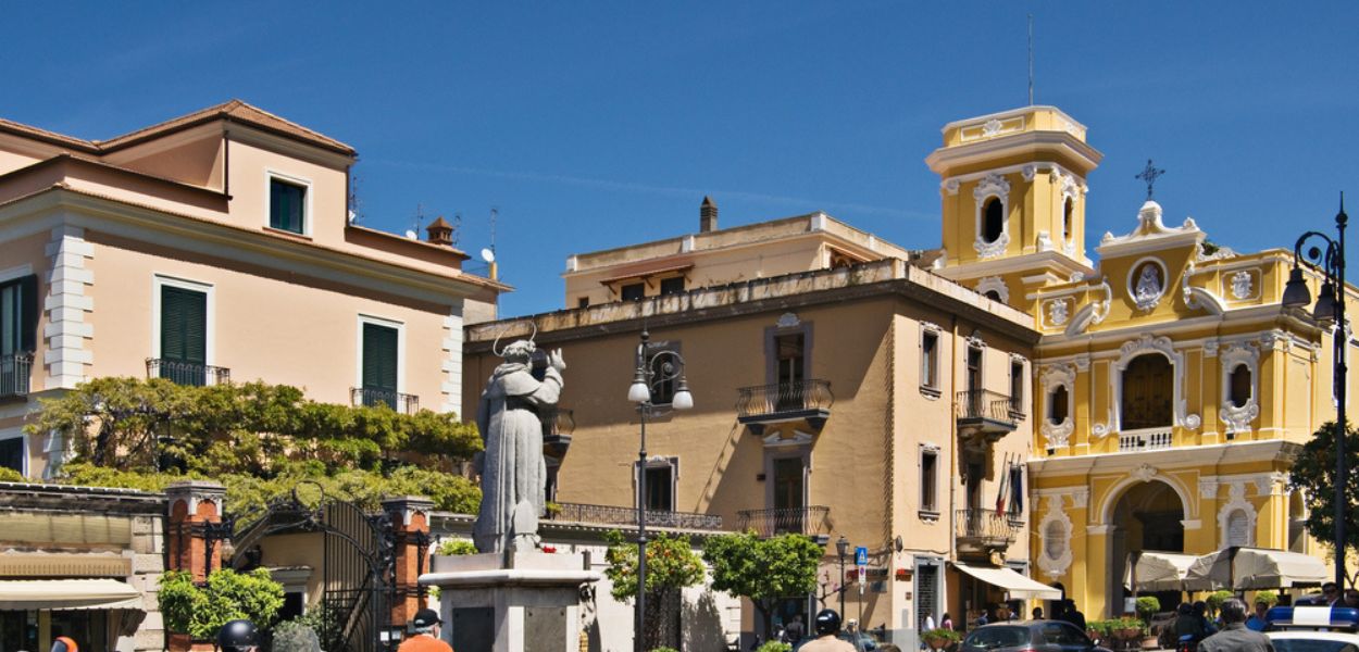 La statua di Sant’Antonino nell’omonima piazza di Sorrento
