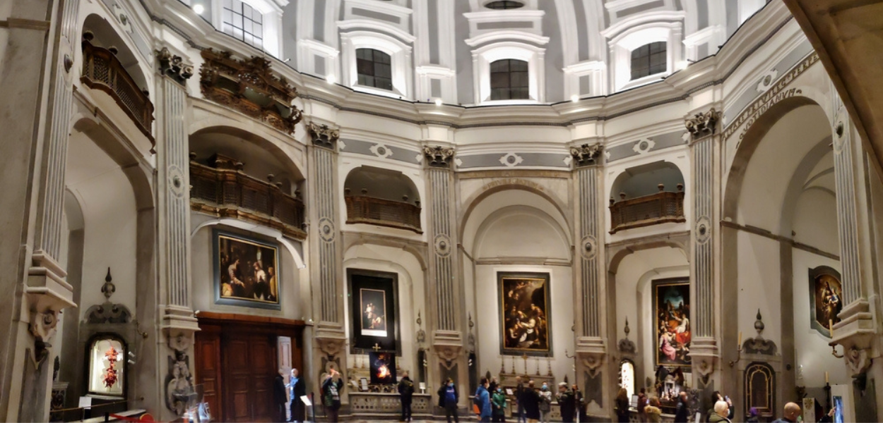 Interni della chiesa del Pio Monte della Misericordia a Napoli con le sue meravigliose opere fra cui le Sette opere di Misericordia di Caravaggio