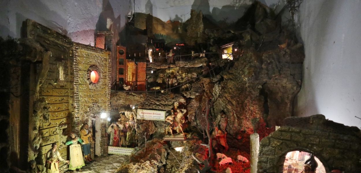 Il celebre Presepe Poliscenico esposto all’interno della storica Chiesa di San Nicola alla Carità a Napoli