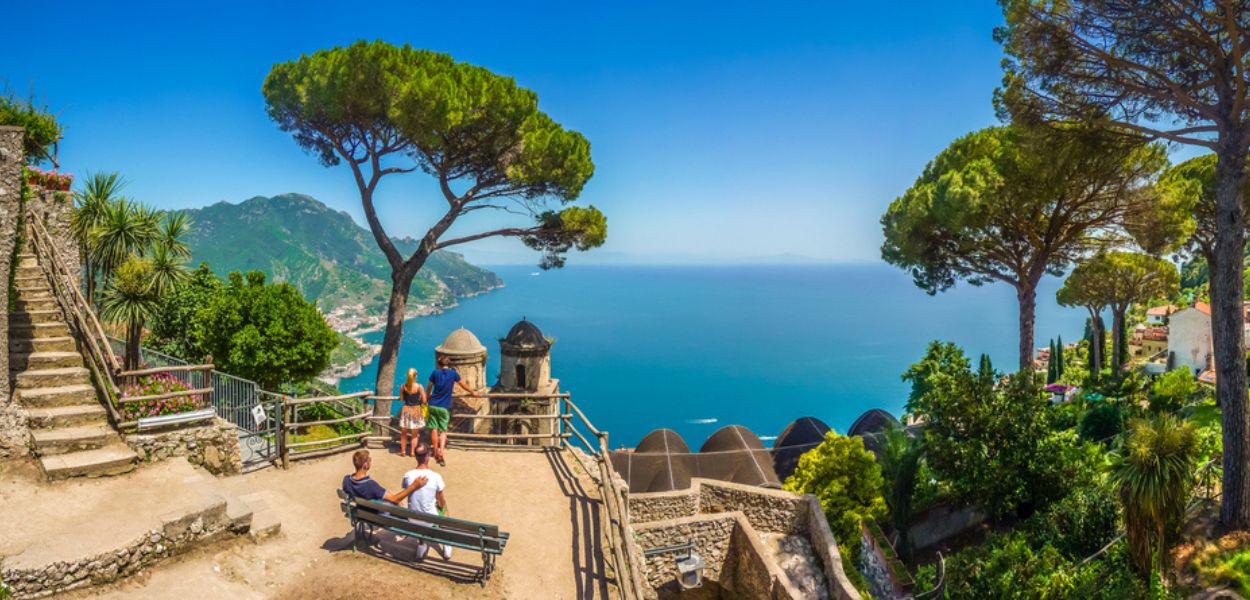 Una vista panoramica sul mare da Ravello, da Villa Rufolo risalente al 1200