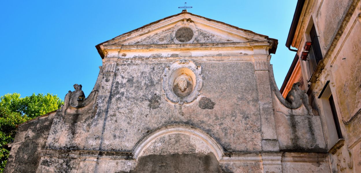 La Facciata della Chiesa della Santissima Annunziata, nei pressi del parco archeologico di Paestum, in provincia di Salerno