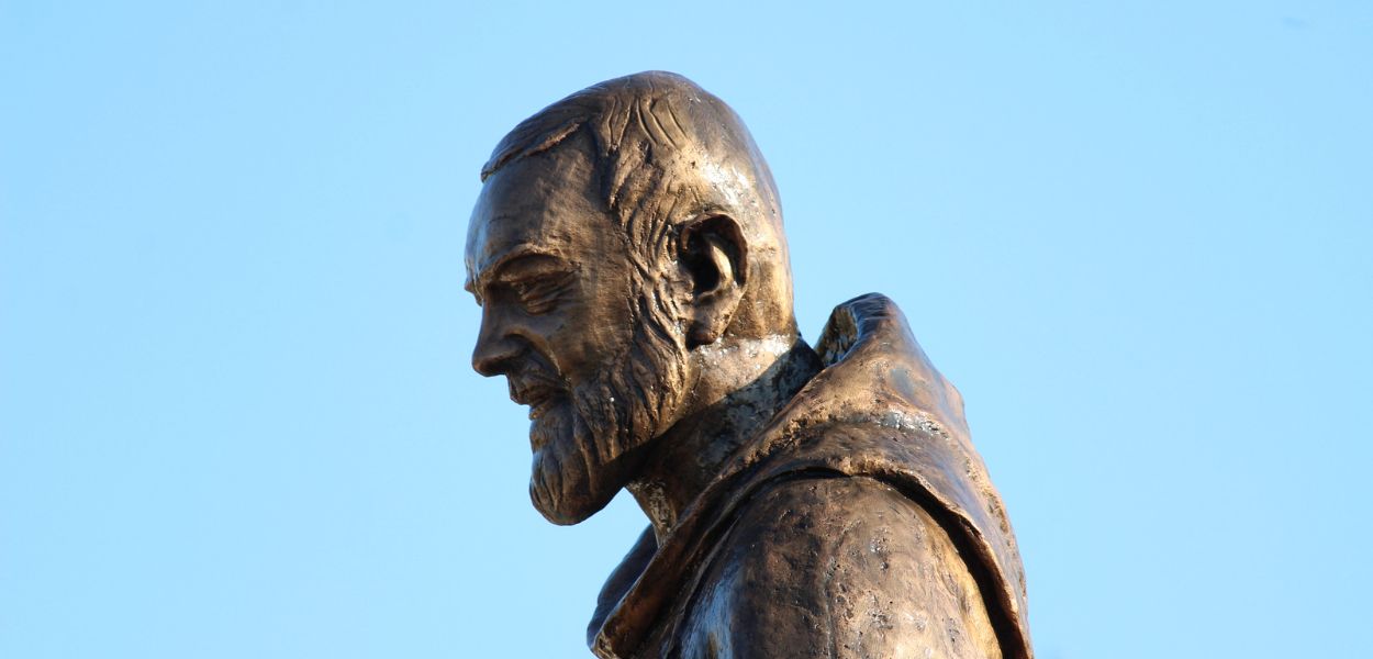Primo piano di una statua bronzea raffigurante Padre Pio, santo originario di Pietrelcina, in provincia di Benevento