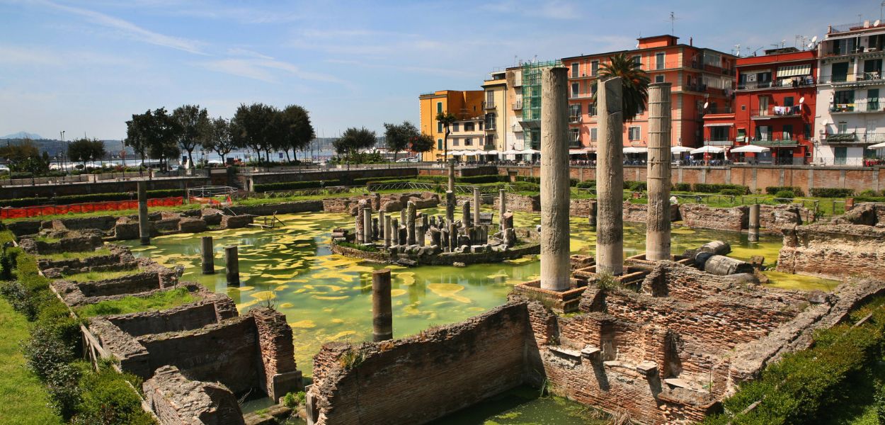 Una vista del Tempio di Serapide di Pozzuoli dedicato al dio egizio e famoso per le sue colonne imponenti