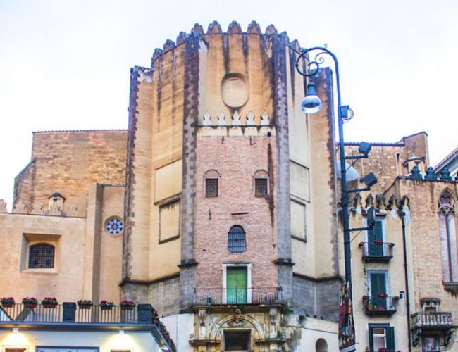 L'esterno della Chiesa di San Domenico Maggiore, sulla piazza omonima nel centro storico di Napoli